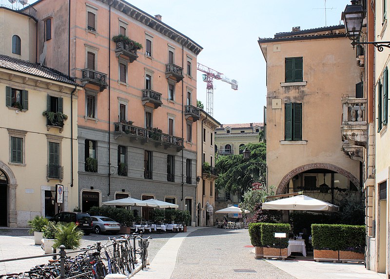 verona piazzetta pescheria sottoriva 1