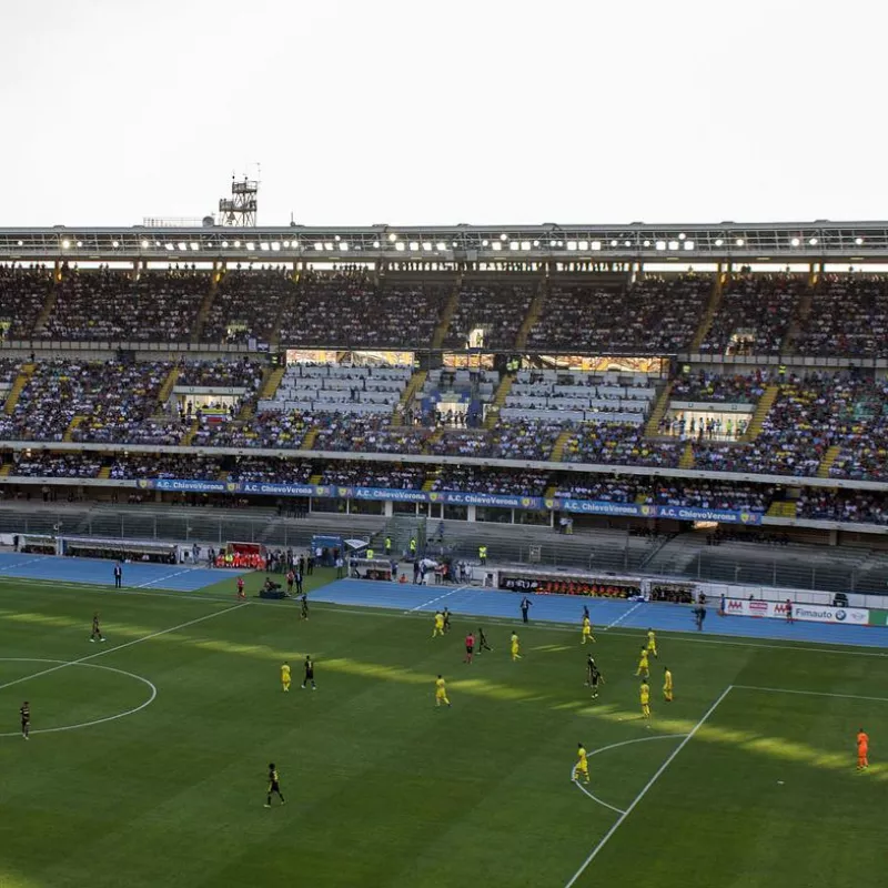 Fußballspiel im Bentegodi-Stadion